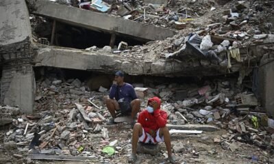 Sobrevivientes buscan a sus familiares entre los escombros tras el desastre en Venezuela mientras la ayuda internacional comienza a retirarse. Foto de: CNN en Español