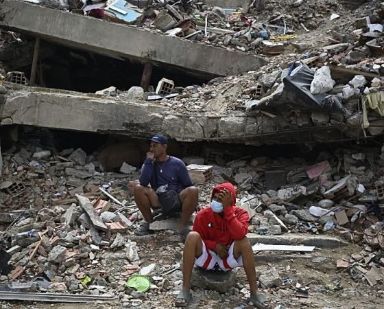 Sobrevivientes buscan a sus familiares entre los escombros tras el desastre en Venezuela mientras la ayuda internacional comienza a retirarse. Foto de: CNN en Español