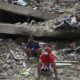 Sobrevivientes buscan a sus familiares entre los escombros tras el desastre en Venezuela mientras la ayuda internacional comienza a retirarse. Foto de: CNN en Español