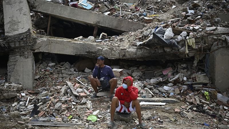 Sobrevivientes buscan a sus familiares entre los escombros tras el desastre en Venezuela mientras la ayuda internacional comienza a retirarse. Foto de: CNN en Español