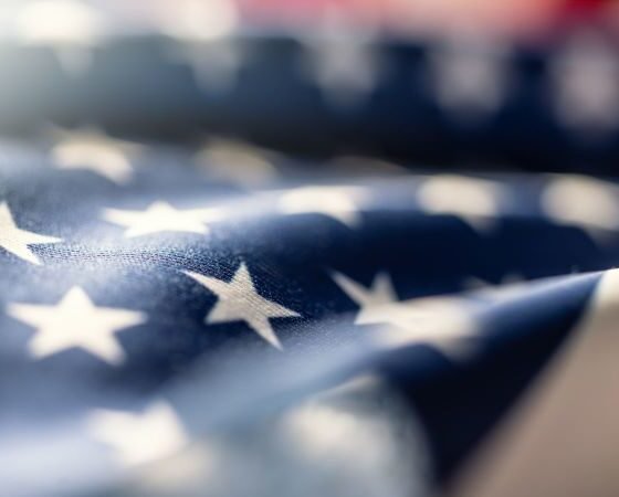 Bajas estadounidenses Jordania — Primer plano de la bandera de Estados Unidos tras los ataques iraníes que causaron víctimas en Jordania. Foto de: CNN en Español