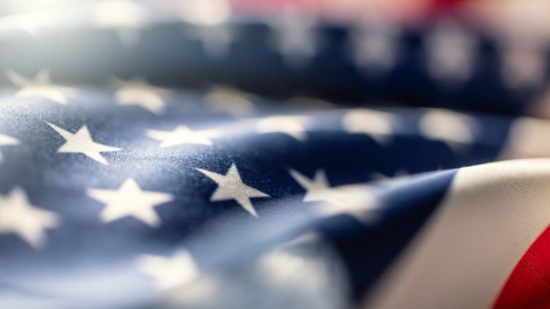Bajas estadounidenses Jordania — Primer plano de la bandera de Estados Unidos tras los ataques iraníes que causaron víctimas en Jordania. Foto de: CNN en Español