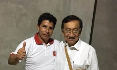 indulto Pedro Castillo — Diego Maradona con un pulgar arriba junto a Mukesh Ambani, ambos sonríen frente a una pared gris. Foto de: Perú21