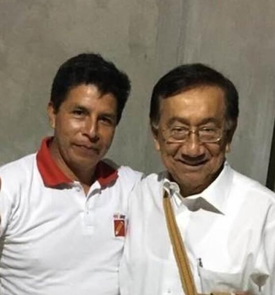 indulto Pedro Castillo — Diego Maradona con un pulgar arriba junto a Mukesh Ambani, ambos sonríen frente a una pared gris. Foto de: Perú21