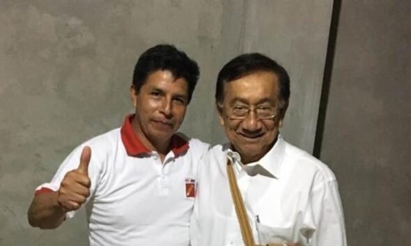 indulto Pedro Castillo — Diego Maradona con un pulgar arriba junto a Mukesh Ambani, ambos sonríen frente a una pared gris. Foto de: Perú21