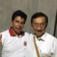 indulto Pedro Castillo — Diego Maradona con un pulgar arriba junto a Mukesh Ambani, ambos sonríen frente a una pared gris. Foto de: Perú21