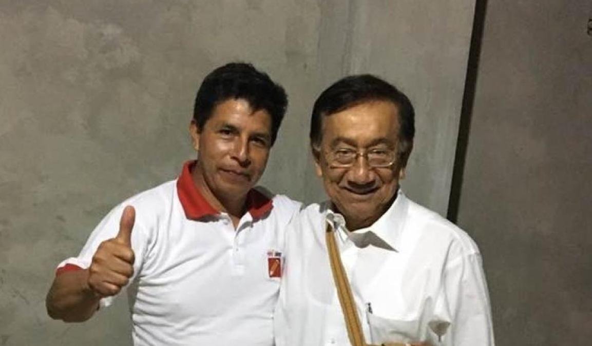 indulto Pedro Castillo — Diego Maradona con un pulgar arriba junto a Mukesh Ambani, ambos sonríen frente a una pared gris. Foto de: Perú21