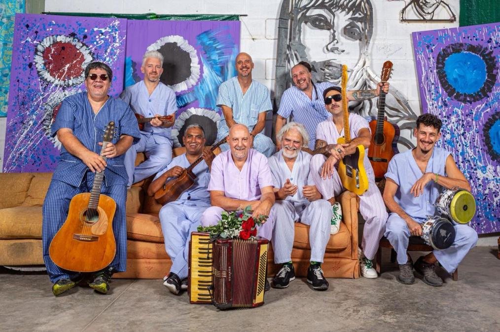 Bersuit Ver Vertex — Integrantes de la banda Bersuit posan con sus instrumentos musicales en un estudio artístico antes de su concierto en Lima. Foto de: Perú21