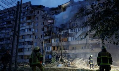 bombardeos rusos Kiev — Trabajadores de emergencia atienden los daños en un edificio de apartamentos tras los bombardeos rusos que causaron víctimas en Kiev. Foto de: REUTERS