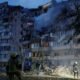 bombardeos rusos Kiev — Trabajadores de emergencia atienden los daños en un edificio de apartamentos tras los bombardeos rusos que causaron víctimas en Kiev. Foto de: REUTERS