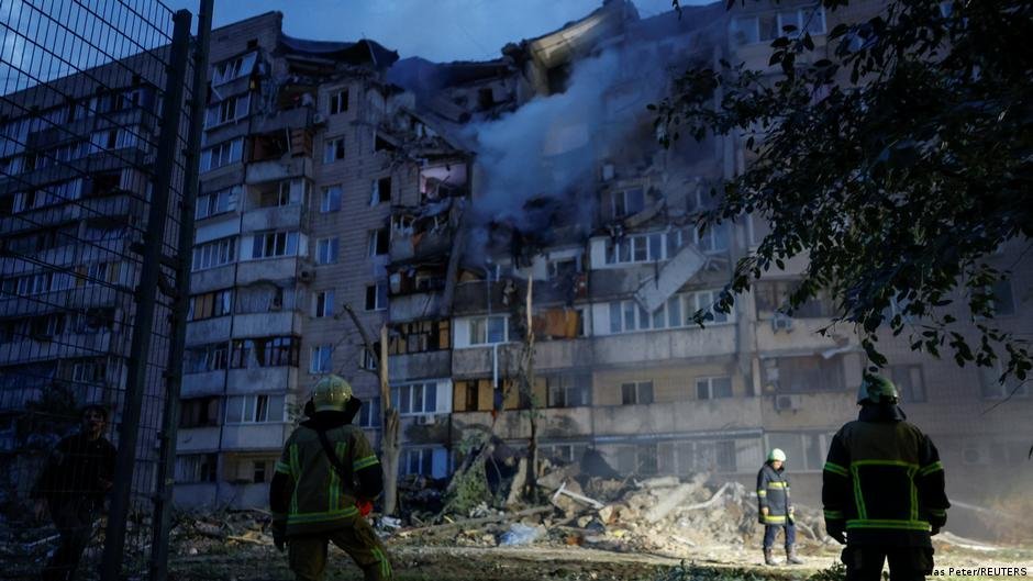 bombardeos rusos Kiev — Trabajadores de emergencia atienden los daños en un edificio de apartamentos tras los bombardeos rusos que causaron víctimas en Kiev. Foto de: REUTERS