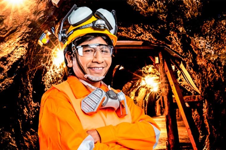Un minero con equipo de protección en una mina, ilustrando la labor del sector beneficiario del Bono Minero 2025. Foto de: El Peruano