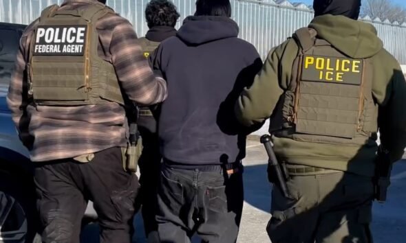 ofensiva migratoria — Agentes del ICE y agentes federales detienen a una persona en un operativo migratorio. Foto de: Gestión