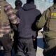 ofensiva migratoria — Agentes del ICE y agentes federales detienen a una persona en un operativo migratorio. Foto de: Gestión