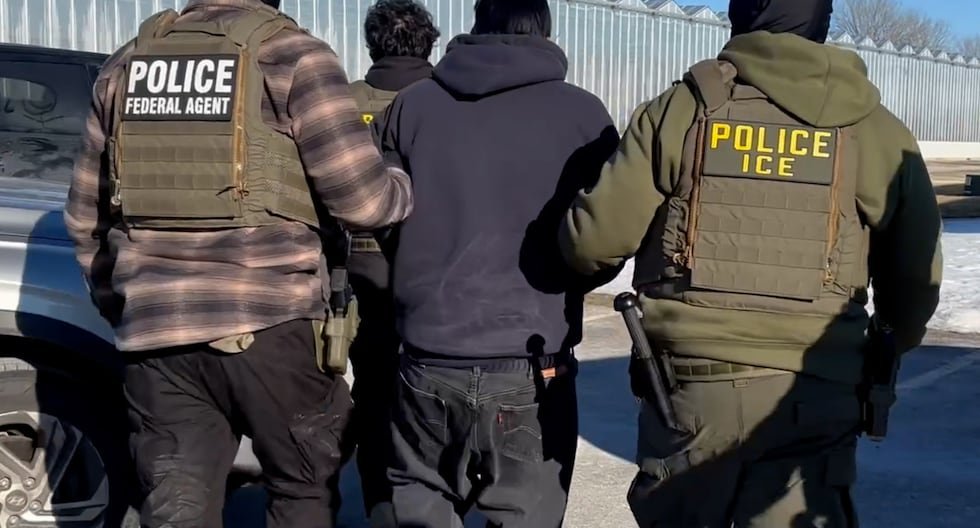 ofensiva migratoria — Agentes del ICE y agentes federales detienen a una persona en un operativo migratorio. Foto de: Gestión
