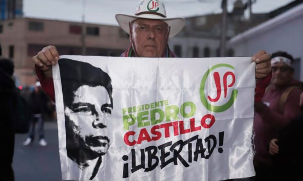 Naciones Unidas — Un manifestante sostiene una pancarta con el rostro y nombre de Pedro Castillo en un contexto de tensiones políticas en Perú. Foto de: HolaNews