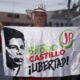 Naciones Unidas — Un manifestante sostiene una pancarta con el rostro y nombre de Pedro Castillo en un contexto de tensiones políticas en Perú. Foto de: HolaNews