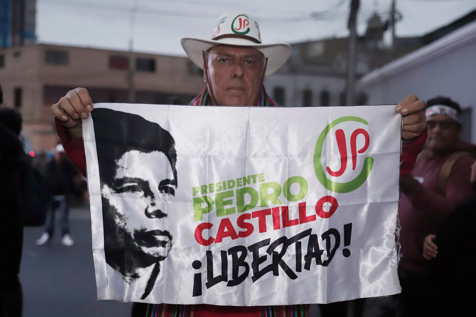 Naciones Unidas — Un manifestante sostiene una pancarta con el rostro y nombre de Pedro Castillo en un contexto de tensiones políticas en Perú. Foto de: HolaNews