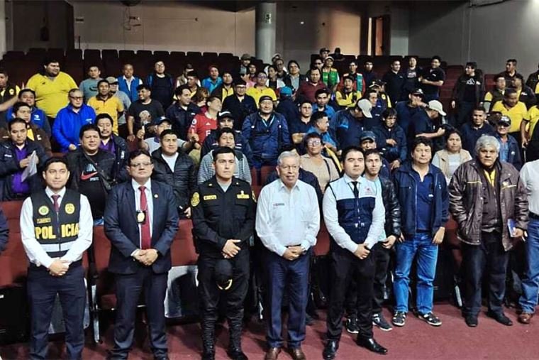 Transportistas de Santa Anita participan en una capacitación para prevenir y denunciar casos de extorsión. Foto de: El Peruano