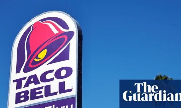 cyclospora Taco Bell — Un letrero de Taco Bell se asocia con el brote de ciclospora vinculado a la lechuga en varios estados. Foto de: The Guardian