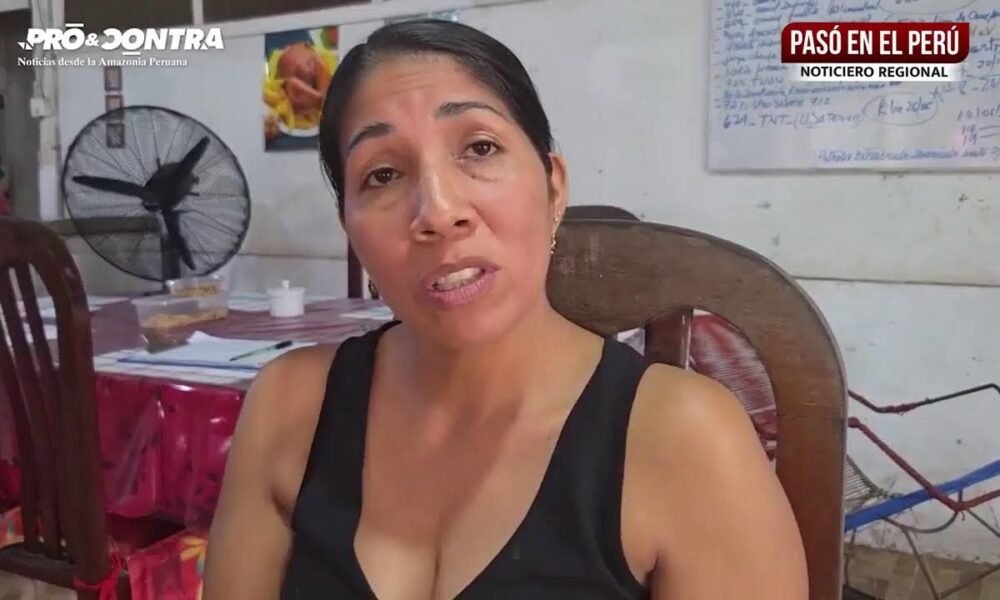 Fondo Social — Una mujer con cabello oscuro y una blusa negra mira hacia la cámara mientras se encuentra sentada en una silla de madera. Foto de: El Búho
