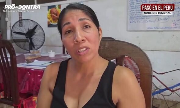 Fondo Social — Una mujer con cabello oscuro y una blusa negra mira hacia la cámara mientras se encuentra sentada en una silla de madera. Foto de: El Búho