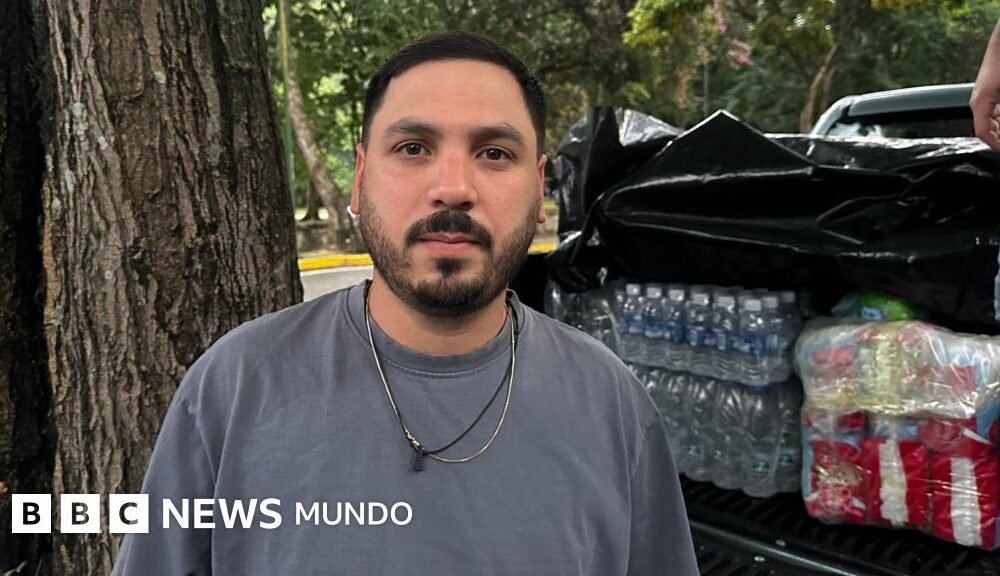 ayuda humanitaria — El cocinero Víctor Andrea D'Orsi se prepara para distribuir alimentos a las víctimas de los terremotos en La Guaira. Foto de: BBC Mundo
