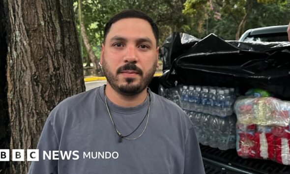 ayuda humanitaria — El cocinero Víctor Andrea D'Orsi se prepara para distribuir alimentos a las víctimas de los terremotos en La Guaira. Foto de: BBC Mundo
