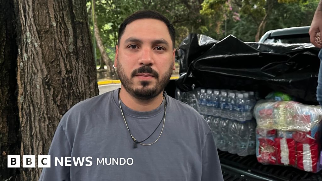 ayuda humanitaria — El cocinero Víctor Andrea D'Orsi se prepara para distribuir alimentos a las víctimas de los terremotos en La Guaira. Foto de: BBC Mundo