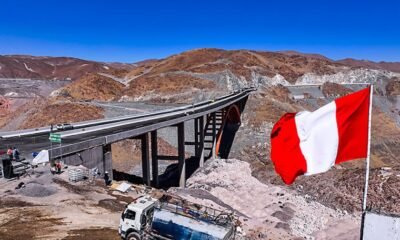 crecimiento economía peruana — Un camión cisterna y una infraestructura vial en una zona minera representan el impulso de la minería en la economía peruana. Foto de: El Peruano