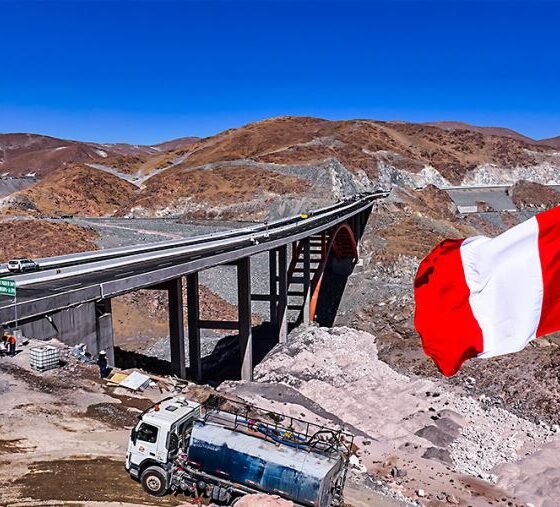crecimiento economía peruana — Un camión cisterna y una infraestructura vial en una zona minera representan el impulso de la minería en la economía peruana. Foto de: El Peruano