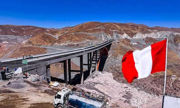 crecimiento economía peruana — Un camión cisterna y una infraestructura vial en una zona minera representan el impulso de la minería en la economía peruana. Foto de: El Peruano