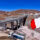 crecimiento economía peruana — Un camión cisterna y una infraestructura vial en una zona minera representan el impulso de la minería en la economía peruana. Foto de: El Peruano