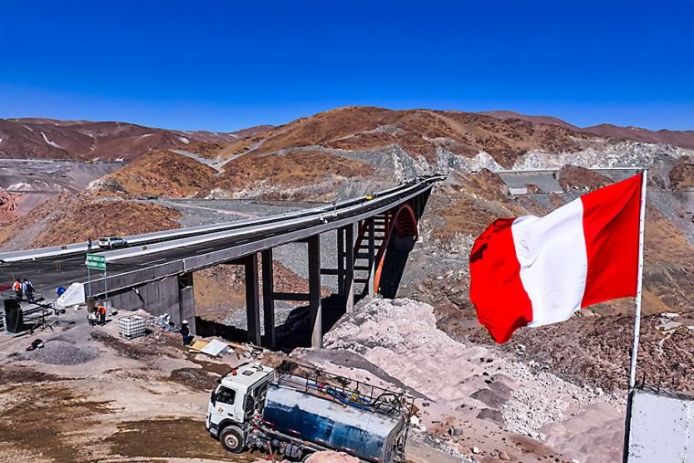 crecimiento economía peruana — Un camión cisterna y una infraestructura vial en una zona minera representan el impulso de la minería en la economía peruana. Foto de: El Peruano