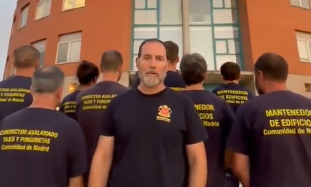 bomberos forestales Madrid — Bomberos forestales de la Comunidad de Madrid expresan su descontento ante las condiciones laborales y el conflicto en medio de una emergencia. Foto de: El País