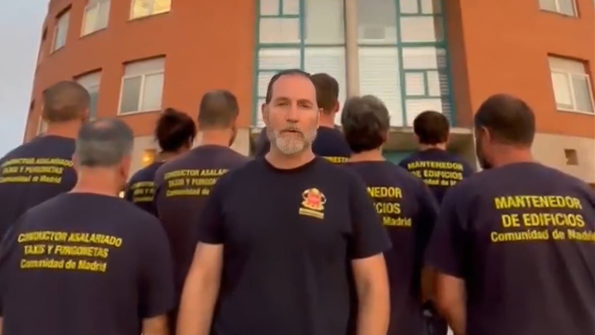 bomberos forestales Madrid — Bomberos forestales de la Comunidad de Madrid expresan su descontento ante las condiciones laborales y el conflicto en medio de una emergencia. Foto de: El País