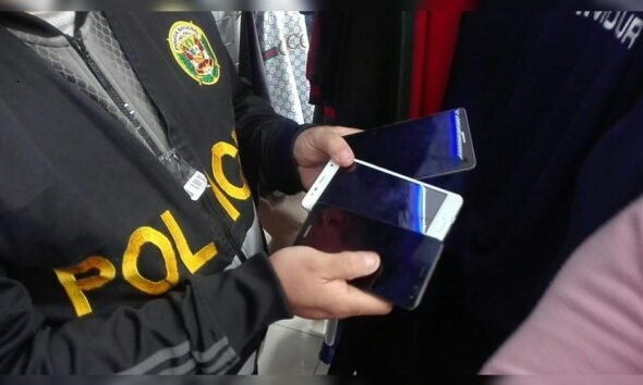 Congreso aprueba ley — Un oficial de policía muestra dispositivos móviles durante una operación relacionada con la lucha contra el robo y extorsión de celulares. Foto de: La República