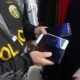 Congreso aprueba ley — Un oficial de policía muestra dispositivos móviles durante una operación relacionada con la lucha contra el robo y extorsión de celulares. Foto de: La República