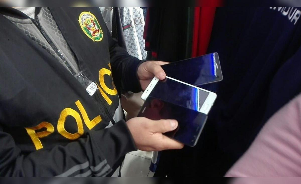 Congreso aprueba ley — Un oficial de policía muestra dispositivos móviles durante una operación relacionada con la lucha contra el robo y extorsión de celulares. Foto de: La República