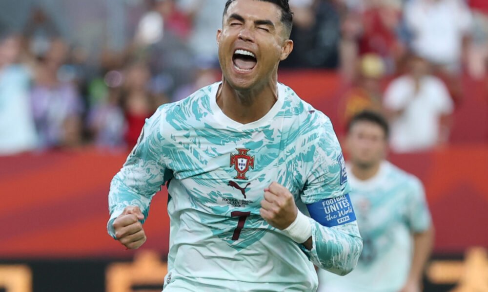 gol penalti — Cristiano Ronaldo celebra con euforia tras anotar el gol que igualó el marcador ante Croacia. Foto de: FIFA