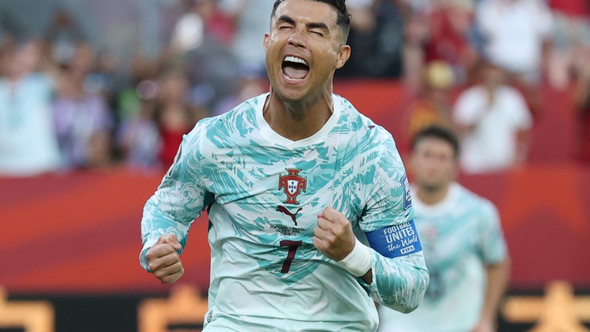 gol penalti — Cristiano Ronaldo celebra con euforia tras anotar el gol que igualó el marcador ante Croacia. Foto de: FIFA