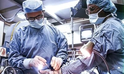 cultura donación órganos Perú — Personal médico especializado realiza un procedimiento quirúrgico complejo en una sala de operaciones para salvar vidas mediante trasplantes. Foto de: El Peruano