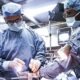 cultura donación órganos Perú — Personal médico especializado realiza un procedimiento quirúrgico complejo en una sala de operaciones para salvar vidas mediante trasplantes. Foto de: El Peruano