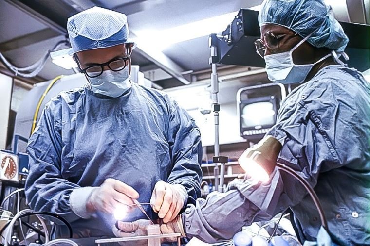 cultura donación órganos Perú — Personal médico especializado realiza un procedimiento quirúrgico complejo en una sala de operaciones para salvar vidas mediante trasplantes. Foto de: El Peruano