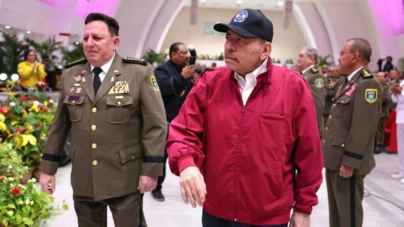 Militares y funcionarios en un evento oficial en Nicaragua durante el periodo de gobierno de Daniel Ortega. Foto de: CNN en Español