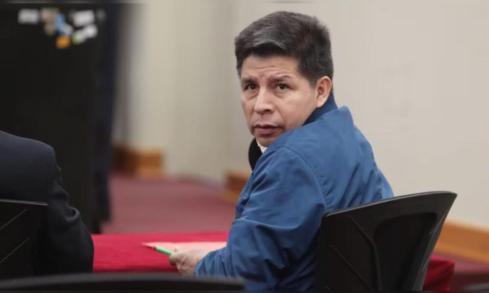 Un hombre en una mesa durante una audiencia judicial relacionada con el caso del expresidente Pedro Castillo. Foto de: La República