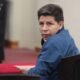 Un hombre en una mesa durante una audiencia judicial relacionada con el caso del expresidente Pedro Castillo. Foto de: La República