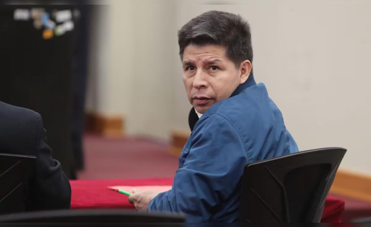 Un hombre en una mesa durante una audiencia judicial relacionada con el caso del expresidente Pedro Castillo. Foto de: La República