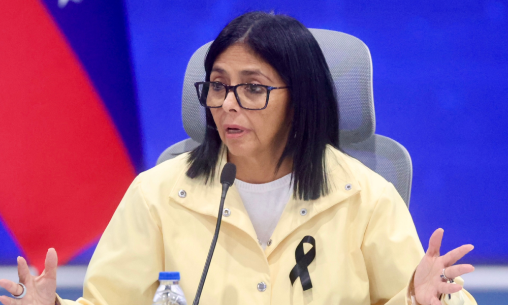 Delcy Rodríguez anuncia un paquete de medidas económicas en medio de las críticas por la respuesta del gobierno ante la tragedia en Venezuela. Foto de: EFE