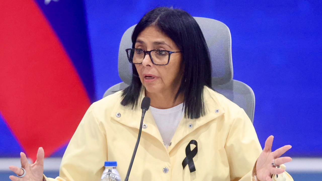Delcy Rodríguez anuncia un paquete de medidas económicas en medio de las críticas por la respuesta del gobierno ante la tragedia en Venezuela. Foto de: EFE